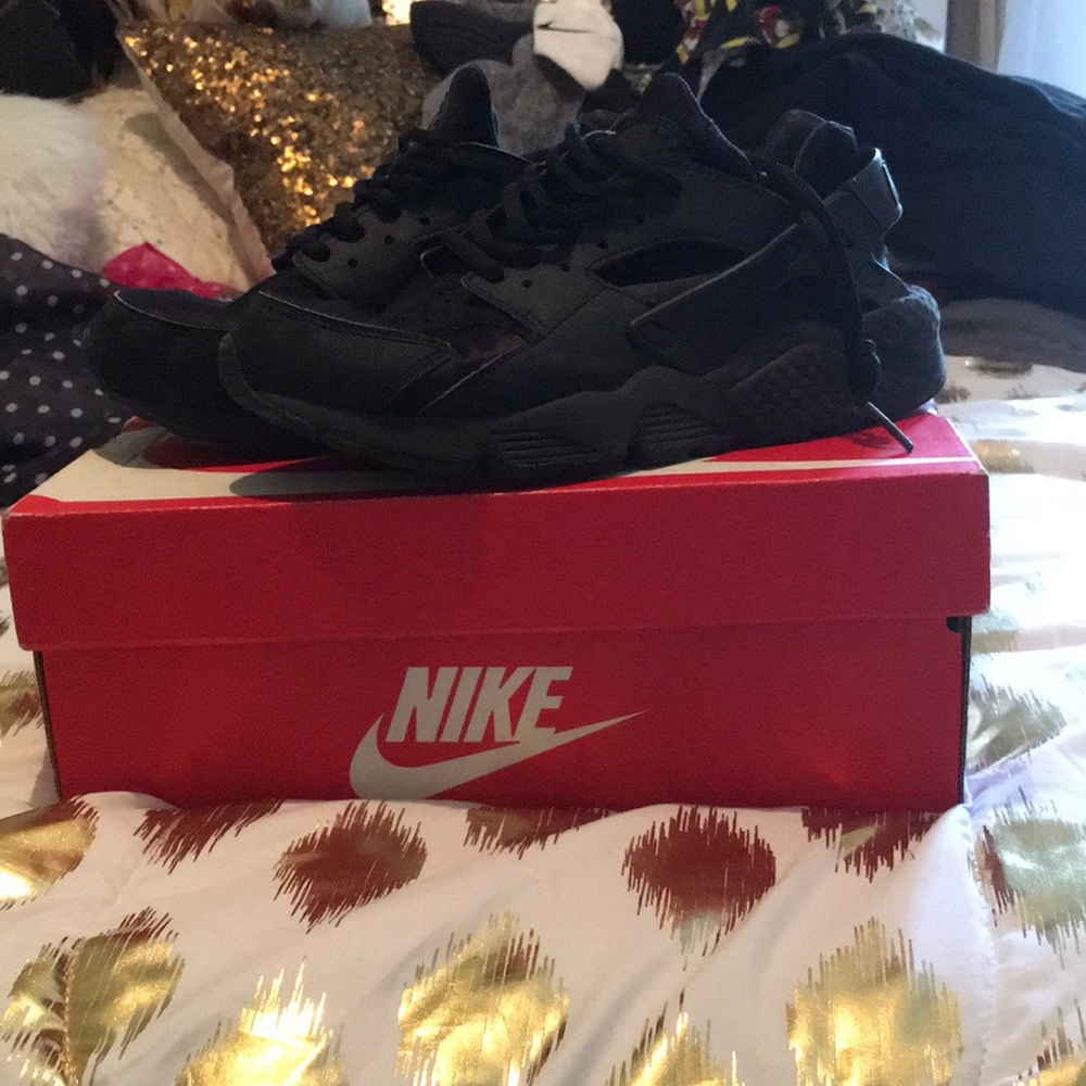Black Nike huaraches